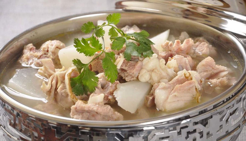 為什么做出來的羊肉湯會(huì)變黑？這可能和你的鍋具有很大關(guān)系